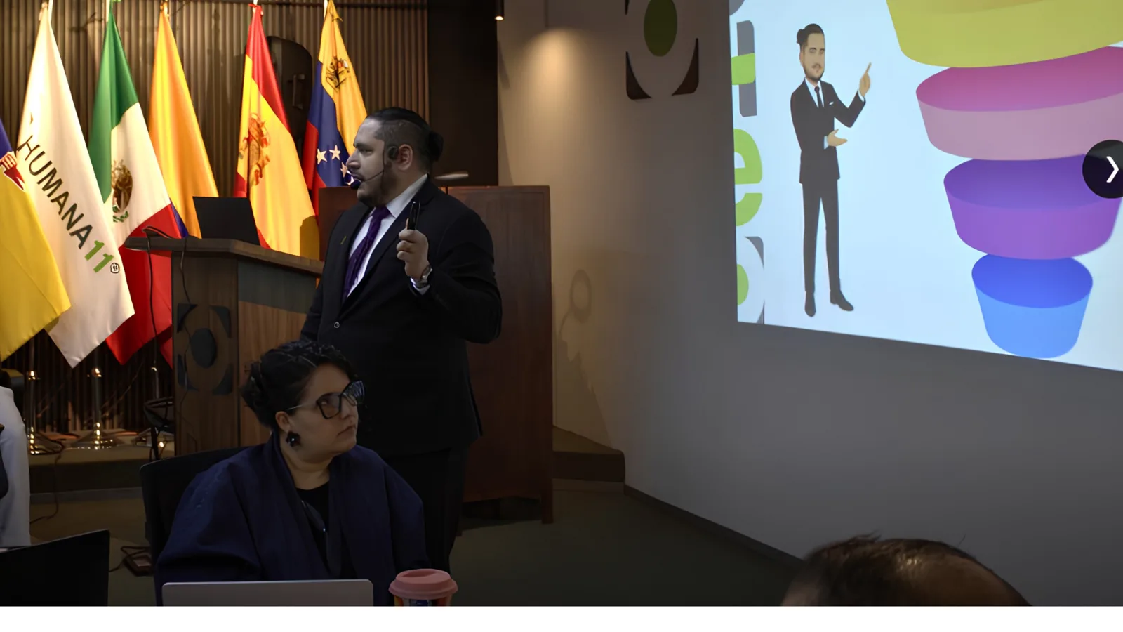 Ramón Maldonado exponiendo ante un grupo empresarial