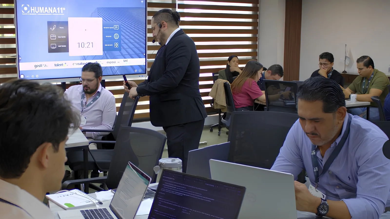 Ramón Maldonado facilitando un taller práctico de inteligencia artificial con un equipo empresarial